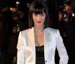 Katy Perry en mode sage : petit top noir décolleté et tailleur-pantalon blanc... Perfect ! 