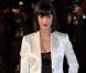 Katy Perry en mode sage : petit top noir décolleté et tailleur-pantalon blanc... Perfect !