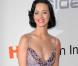 Katy Perry, toute simple dans une jolie robe à fine bretelles, mais toujours... terriblement sexy !