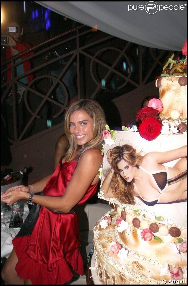 Clara Morgane au World Place pour le lancement de sa ligne de lingerie