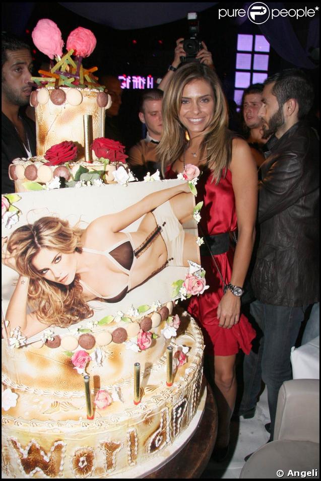 Clara Morgane au World Place pour le lancement de sa ligne de lingerie