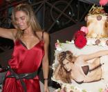 Clara Morgane au World Place pour le lancement de sa ligne de lingerie