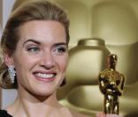 Kate Winslet avec son Oscar de la meilleure actrice, portait des bijoux Chopard