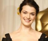 Rachel Weisz avec son Oscar de la meilleure actrice pour un second rôle. Elle portait des bijoux Chopard