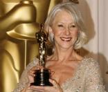 Helen Mirren avec son Oscar de la meilleure actrice, portait des bijoux Chopard