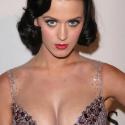La superbe poitrine de la belle Katy Perry...  c'est 3 000 euros ! Regardez la vidéo !