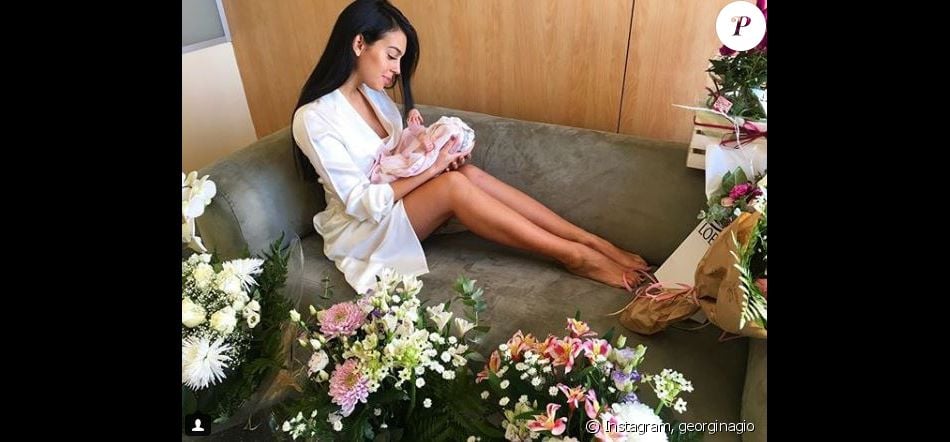 Georgina Rodriguez, compagne de Cristiano Ronaldo, pose à la maternité avec sa fille Alana Martina. Instagram, le 14 novembre 2017.