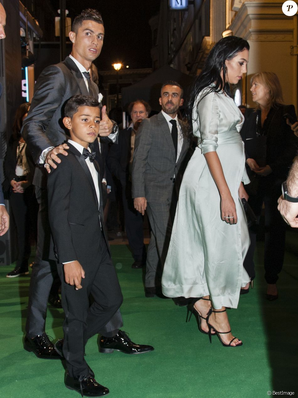 Cristiano Ronaldo (meilleur joueur), son fils Cristiano Jr et sa compagne Georgina Rodriguez enceinte - The Best FIFA Football Awards 2017 au London Palladium à Londres, le 23 octobre 2017. © Pierre Perusseau/Bestimage