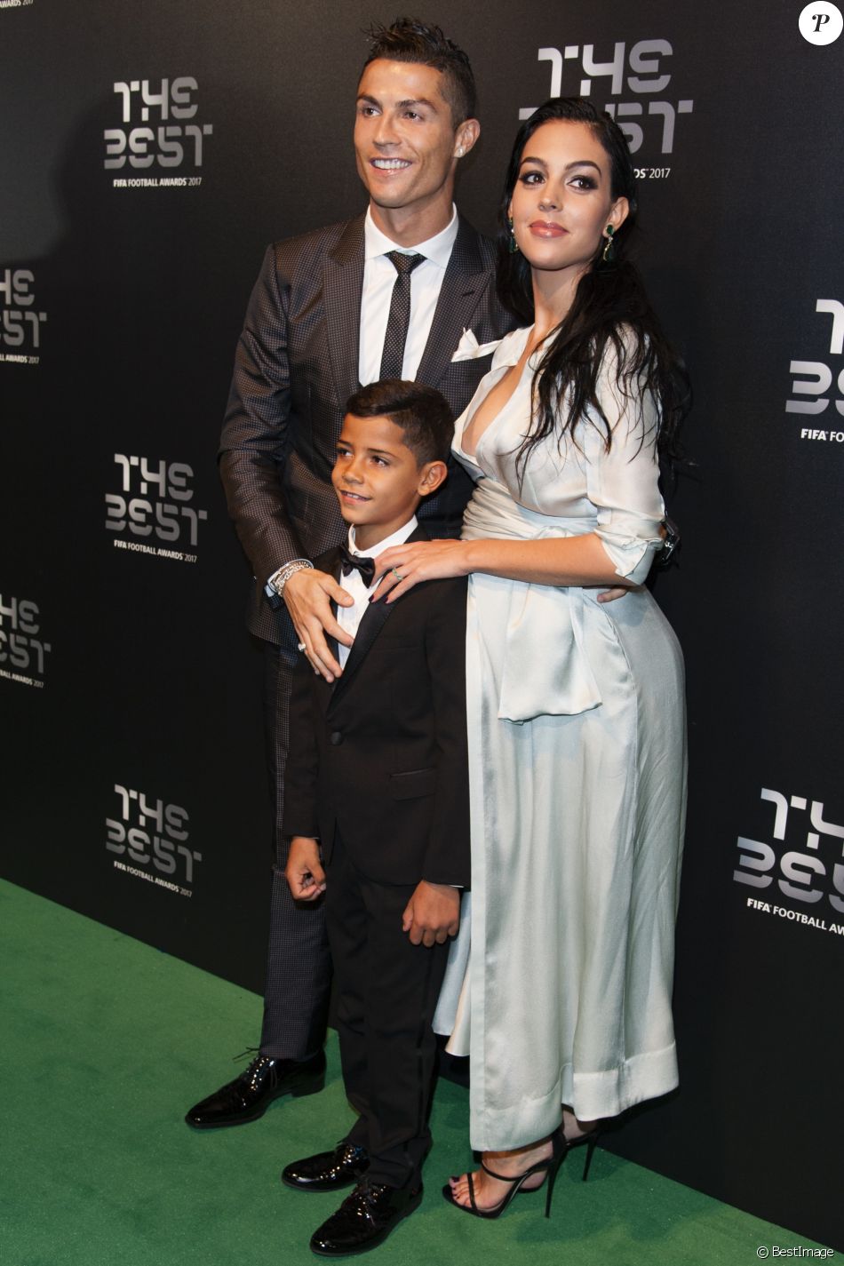 Cristiano Ronaldo (meilleur joueur), son fils Cristiano Jr et sa compagne Geor­gina Rodri­guez enceinte - The Best FIFA Football Awards 2017 au London Palladium à Londres, le 23 octobre 2017. © Pierre Perusseau/Bestimage