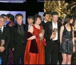 Dustin Hoffman entouré des gagnants, à la fin de la cérémonie des Césars : Sean Penn, Yolande Moreau, Vincent Cassel et d\'autres<br />