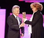 Dustin Hoffman reçoit son César d\'honneur des mains d\'Emma Thompson<br />