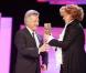 Dustin Hoffman reçoit son César d'honneur des mains d'Emma Thompson 