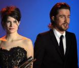 Julien Doré qui a reçu deux Victoires de la Musique 2009 pose avec Camille  Victoire de l'interprète féminine 