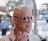Brigitte Nielsen et son mari Mattia Dessi avec leur chien en promenade à Beverly Hills le 1er mars 2009