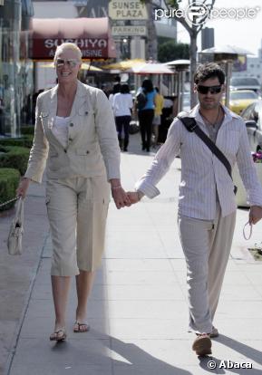 Brigitte Nielsen et son mari Mattia Dessi avec leur chien en promenade à Beverly Hills le 1er mars 2009