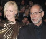 Charlize Theron et Guillermo Arriaga, le 2 mars 2009, sur les Champs-Elysées, à l'occasion de l'avant-première de 
