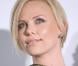 Charlize Theron, le 2 mars 2009, sur les Champs-Elysées, à l"occasion de l"avant-première de "Loin de la terre brûlée"