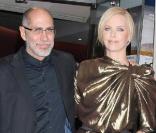 Guillermo Arriaga et Charlize Theron, le 2 mars 2009, sur les Champs-Elysées, à l'occasion de l'avant-première de 