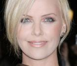 Charlize Theron, le 2 mars 2009, sur les Champs-Elysées, à l'occasion de l'avant-première de 