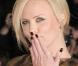 Charlize Theron vous embrasse, le 2 mars 2009, sur les Champs-Elysées, à l"occasion de l"avant-première de "Loin de la terre brûlée"
