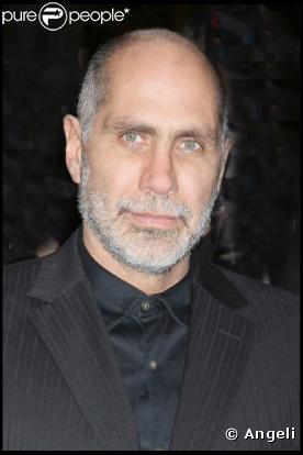 Guillermo Arriaga, le 2 mars 2009, sur les Champs-Elysées, à l'occasion de l'avant-première de "Loin de la terre brûlée"