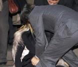 Carine Roitfeld fait une grosse chute à Milan ! 02/03/09