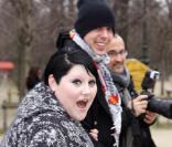 Beth Ditto arrive avec un ami au défilé Karl Lagerfeld