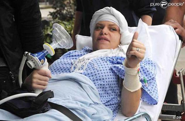 Jade Goody dans son lit de souffrance au Royal Marsden Hospital à Londres.  