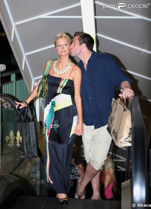 Paris Hilton et Doug Reinhardt... shopping en amoureux à Hawaii !