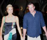 Paris Hilton et Doug Reinhardt... shopping en amoureux à Hawaii !