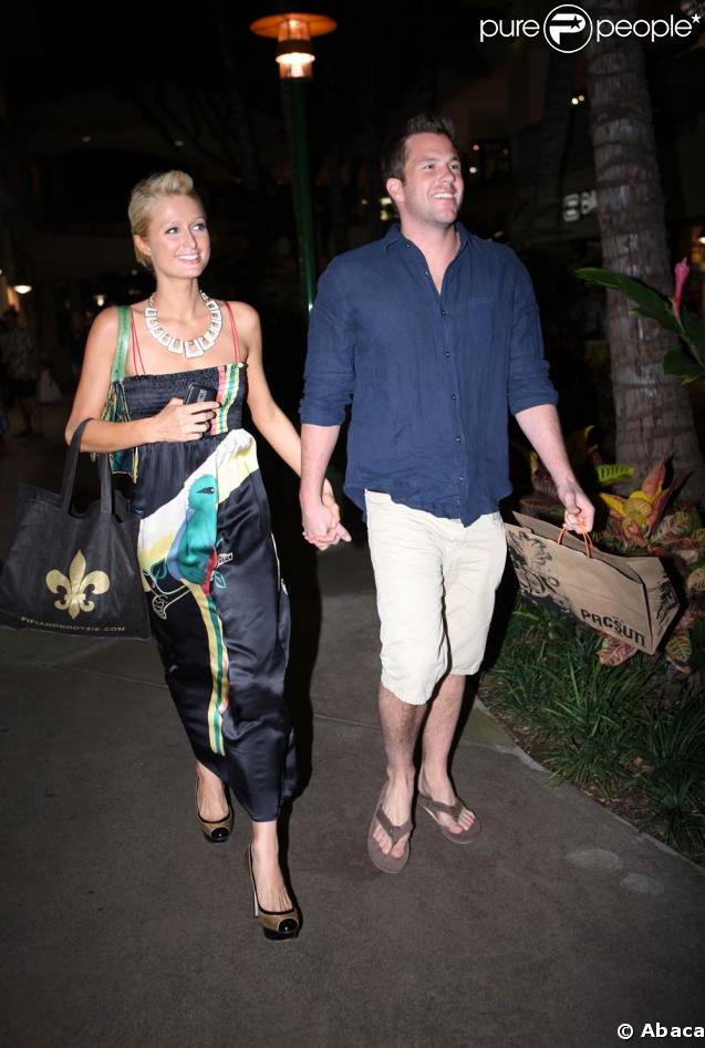 Paris Hilton et Doug Reinhardt... shopping en amoureux à Hawaii !