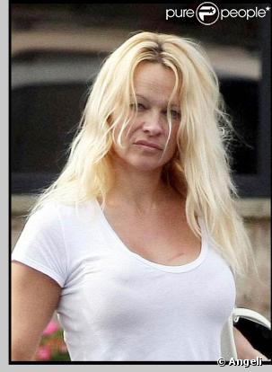 Pamela Anderson fait ses courses, pas maquillée et pas coiffée. 03/2009