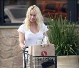Pamela Anderson fait ses courses, pas maquillée et pas coiffée. 03/2009