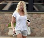 Pamela Anderson fait ses courses, pas maquillée et pas coiffée. 03/2009
