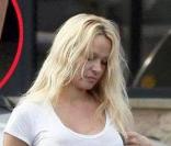 Pamela Anderson fait ses courses, pas maquillée et pas coiffée. 03/2009