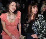 La comédienne espagnole Victoria Abril fait son show, ici avec Milla Jovovich, lors du défilé prêt-à-porter automne/hiver 2009-2010 de John Galliano, lors de la Fashion Week parisienne, le 11 mars 2009.