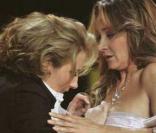 Julie Ferrier : Son sein fait fondre... l'Angleterre !