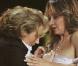 Julie Ferrier : Son sein fait fondre... l'Angleterre !