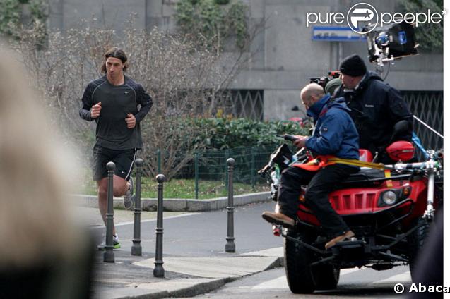 Attention préparez-vous...Zlatan Ibrahimovic, le footballeur suédois de l'Inter Milan, sur le tournage de la campagne Nike+ Men vs Women à Milan le 11 février 2009