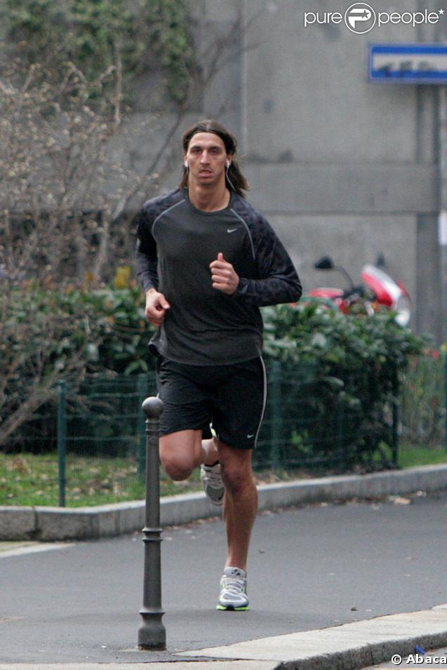 Ce n'est que l'échauffement pour Zlatan Ibrahimovic, le footballeur suédois de l'Inter Milan, sur le tournage de la campagne Nike+ Men vs Women à Milan le 11 février 2009