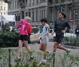 Oups, mais que se passe-t-il pour Zlatan Ibrahimovic, le footballeur suédois de l'Inter Milan, sur le tournage de la campagne Nike+ Men vs Women à Milan le 11 février 2009