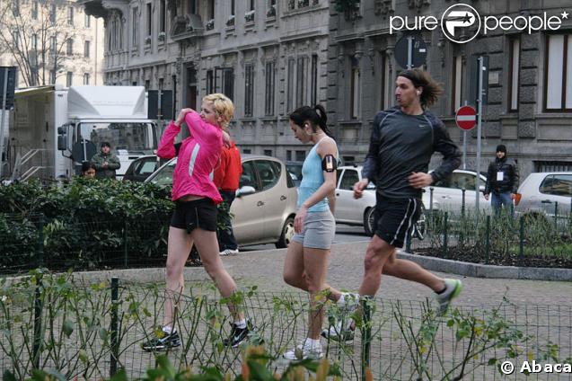 Oups, mais que se passe-t-il pour Zlatan Ibrahimovic, le footballeur suédois de l'Inter Milan, sur le tournage de la campagne Nike+ Men vs Women à Milan le 11 février 2009