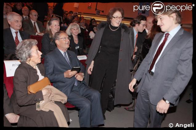 Jean Sarkozy heureux de voir sa grand-mère lui apporter son inconditionnel soutien.... 