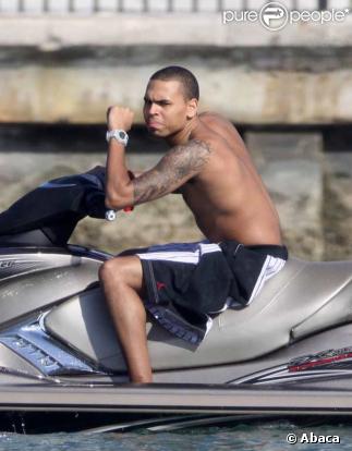 Chris Brown prends du bon temps dans la villa de P.Diddy à Miami