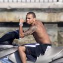Chris Brown, lorsque Rihanna souffrait, lui, il s'amusait avec une autre fille ! Regardez !