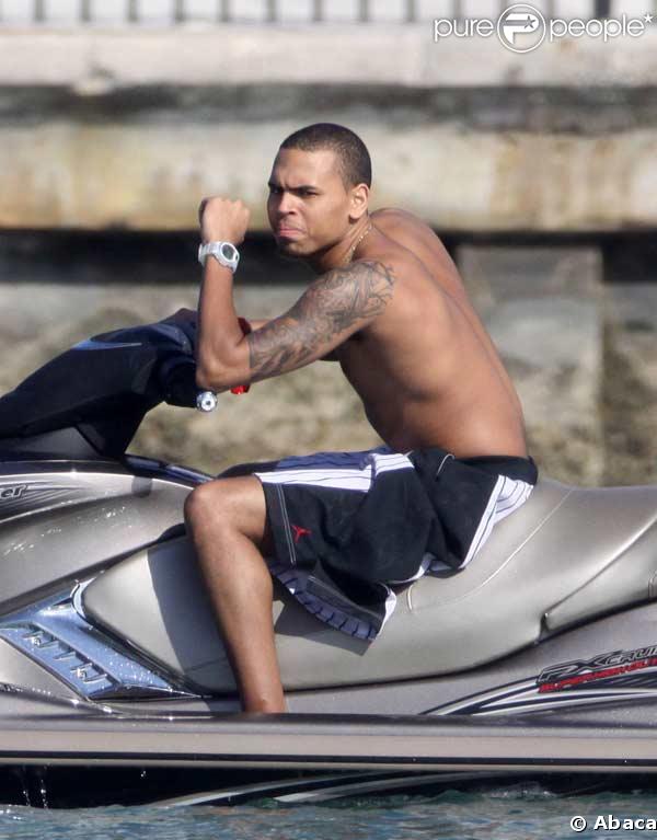 Chris Brown prends du bon temps dans la villa de P.Diddy à Miami