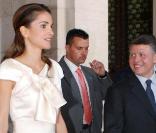 Rania de Jordanie à la sortie du Parlement portugais. Son époux est fier d'elle ! 