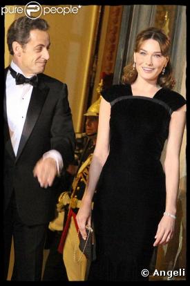 Même Nicolas Sarkozy ne peut s'empêcher d'admirer sa belle femme. Avec une robe aussi jolie, il y a de quoi la regarder des heures...