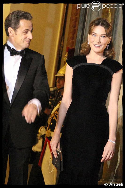 Même Nicolas Sarkozy ne peut s'empêcher d'admirer sa belle femme. Avec une robe aussi jolie, il y a de quoi la regarder des heures... 