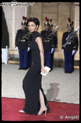Rachida Dati à son arrivée à l'Elysée. Une robe délicatement fendue et une pochette qui rappelle les sandales, le top !